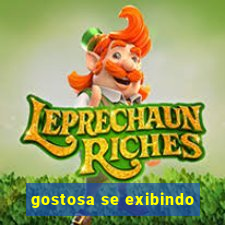 gostosa se exibindo